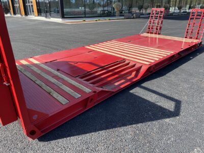 Maskinflak på gårdsplan.