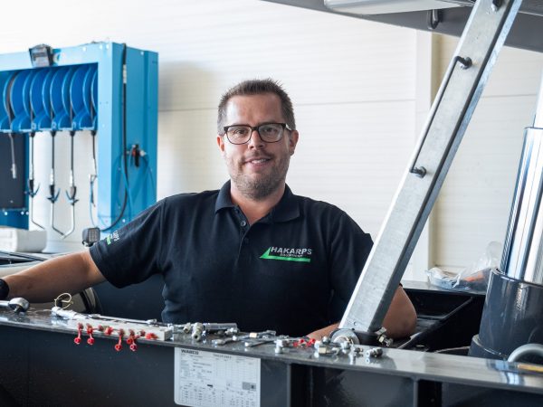 En man ler med tänderna mot kameran.