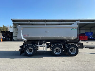 Grå dumperkärra sedd från sidan.