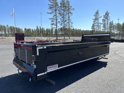 Dumperflak i svart sett snett bakifrån.