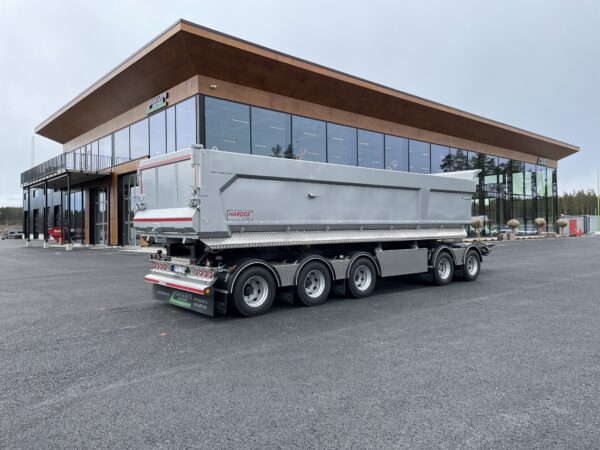 Grå dumpervagn med låsbar vändkrans framför Hakarps.