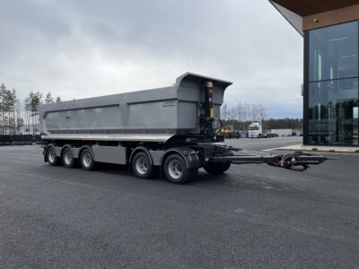 Grå dumpervagn med låsbar vändkrans snett framifrån.