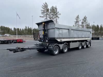 Grå dumpervagn med låsbar vändkrans snett framifrån/sidan