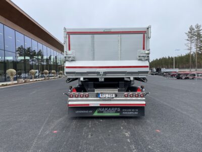 Grå dumpervagn med låsbar vändkrans bakparti.