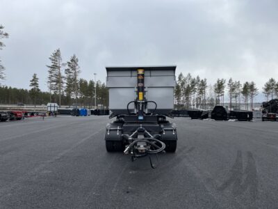 Grå dumpervagn med låsbar vändkrans framifrån med koppling synligt.
