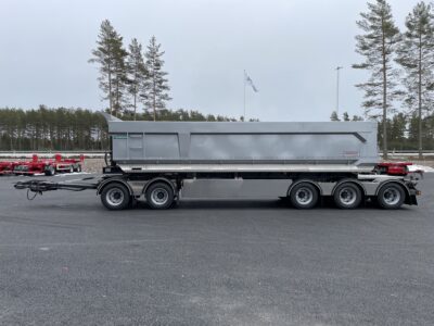 Grå dumpervagn med låsbar vändkrans sett från sidan.