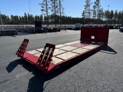 Maskinflak med stegar i flaket framför E4:an.