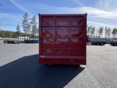 Röd snöcontainer med flera fordon bakom.