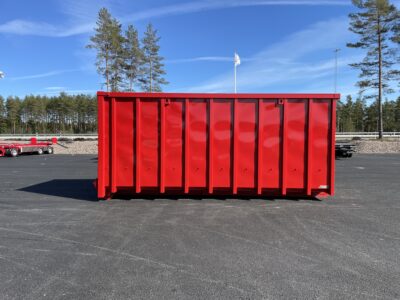 Röd snöcontainer med flagga bakom.