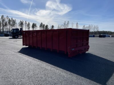 Röd container snett bakifrån.