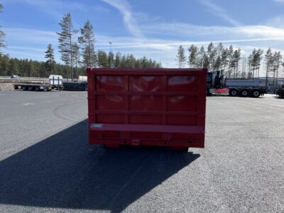 Röd snöcontainer bakifrå.