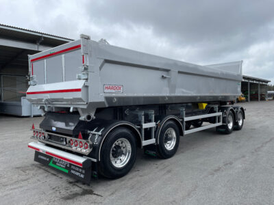 Grå dumpervagn med uppställningsplats bakom.