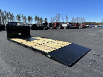 Maskinflak med fast ramp framför andra fordon.