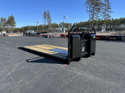 Maskinflak med fast ramp framför väg.
