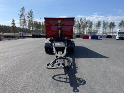 Låsmekanism på röd 30 ton dumperkärra.