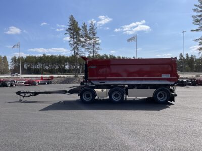 Röd 30 ton dumperkärra framför en väg.