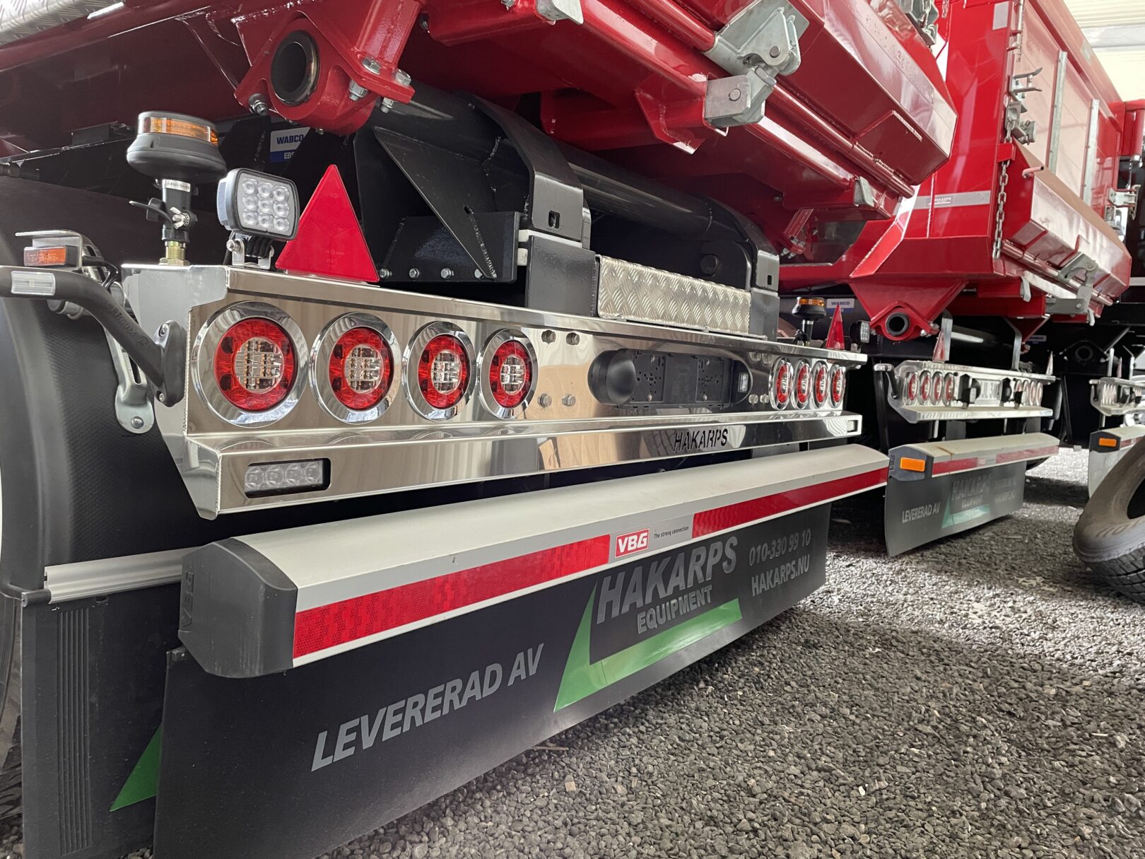 Flera fordon står parkerade på rad.