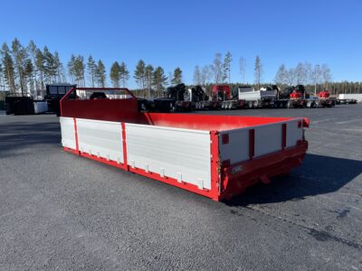 Ett schaktflak i färgen röd ståendes utomhus.