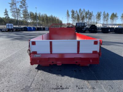 Ett schaktflak i färgen röd ståendes utomhus, sett bakifrån.