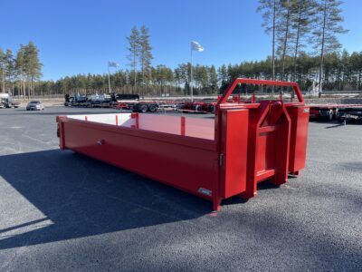 Ett schaktflak i färgen röd ståendes utomhus, sett snett framifrån.