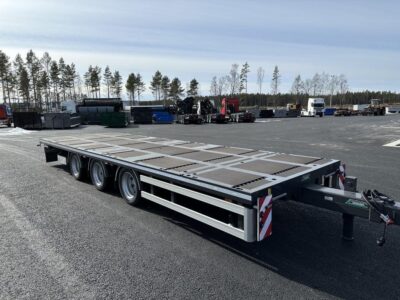 Bodkärra snett framifrån med fordon i bakgrunden.