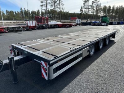 Bodkärra snett framifrån med fordon och väg i bakgrunden.