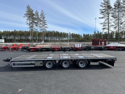 Bodkärra från sidan med flera efterfordon i bakgrunden.