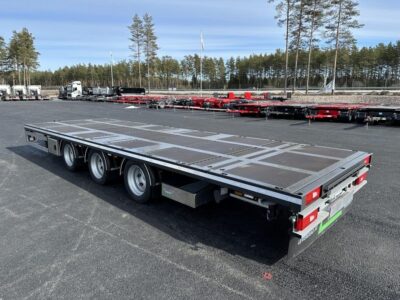 Bodkärra snett bakifrån med flera fordon i bakgrunden.