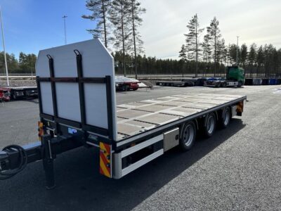 Bodkärra snett framifrån med lastbil och väg i bakgrunden.